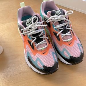 Nike 8.5 multi color sneaker on sale.